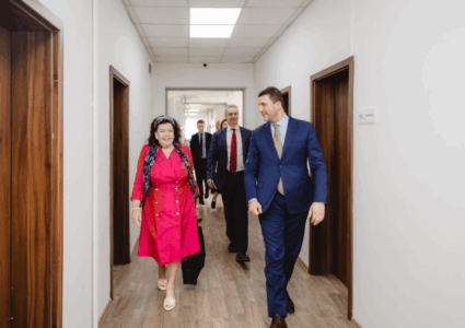 Krasniqi takon të dërguarën e posaçme të Britanisë së Madhe: Folëm për krizën institucionale që po e dëmton vendin