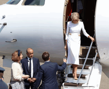 Një tjetër moment i sikletshëm për Macronin – gruaja e injoron me të zbritur në Angli