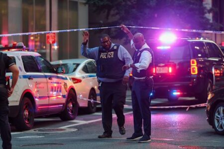 Babai i oficerit të vrarë në New York pësoi sulm në tru pasi mori lajmin për vdekjen e të birit