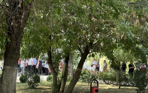 “Nuk e dimë si do t’ia dalim këtë muaj” – Punëtorët teknikë të QKUK`së në grevë