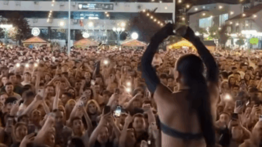 Egli Tako mbushet me dashuri në Ferizaj – publiku e duartroket pandërprerë