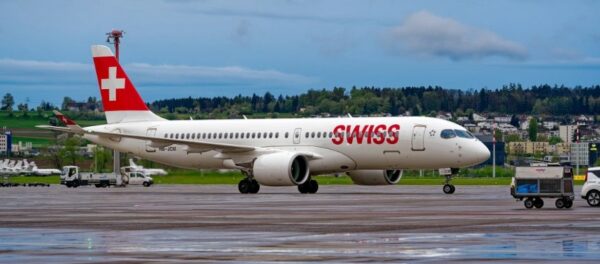 Tymi përfshin një pjesë të kabinës, avioni bën ulje emergjente në Gjermani