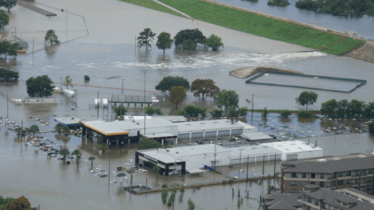 Teksasi përmbytet – reshje ekstreme, të paktën gjashtë viktima