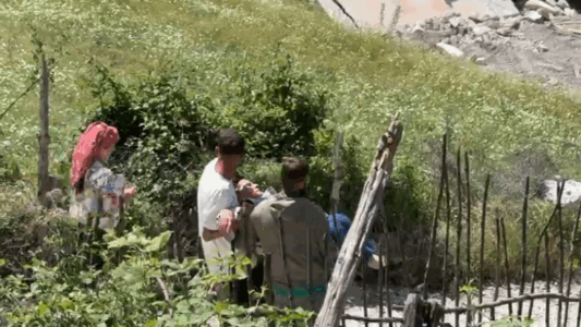 Tensione në Theth, një gruaje i bie të fikët gjatë përplasjes me IKMT dhe policinë