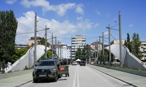 Gurthemelet e VV’së në Mitrovicë, KFOR: Kemi prezencë të përhershme mbi Urën kryesore të Ibrit dhe zonat përreth