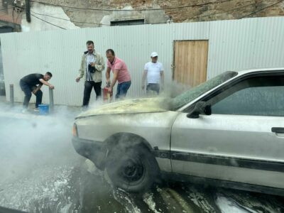 Një veturë kaplohet nga zjarri në Prishtinë