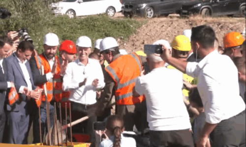 Nis puna për urat e reja mbi Ibër, Kurti, Aliu, Bahtiri e të tjerë e hedhin nga një lopatë cement