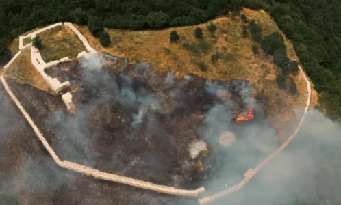 Përfshihet nga zjarri një hapësirë fushore tek Kalaja e Kulinës në Kamenicë, Policia jep detaje