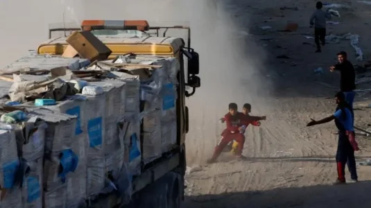 Izraeli dorëzohet ndaj presionit, vendos “pauza humanitare”