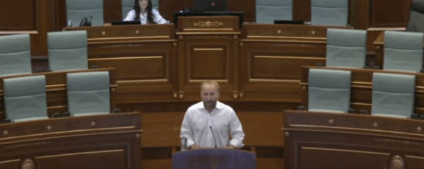 Ish opozita po e vazhdon seancën, Tahiri: A duhet ta lejojmë largimin e qytetarëve nga Kosova?