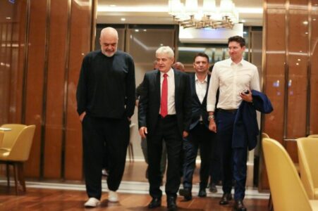 Ali Ahmeti publikon foto të takimit me Edi Ramën: Takim vëllazëror në Shkup