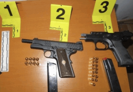 Sekuestrohen dy armë zjarri e një thikë në Fushë-Kosovë, dy persona në mbajtje