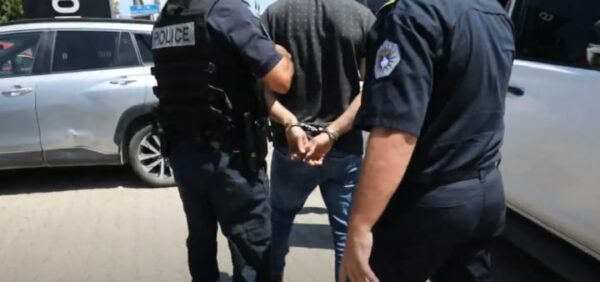 Bastisje në Pejë: Kapen rreth 3 kg drogë, armë zjarri dhe para të gatshme – arrestohet një person