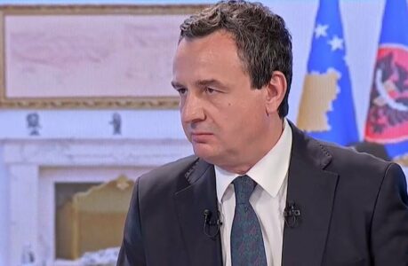 Kurti s’i lë rehat Thaçin e Veselin as në Hagë: Po shkojnë t’i vizitojnë shpesh edhe për instruksione politike