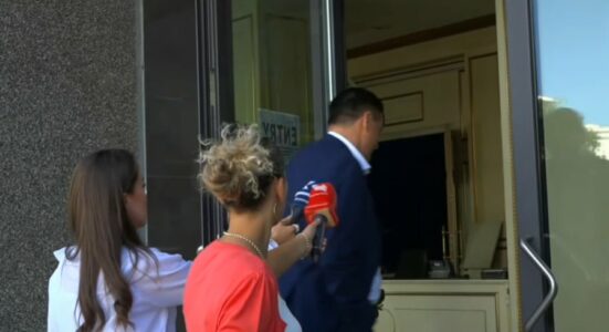 “Me lshue pe, për çka?”, Bahtiri flet pak para gazetarëve