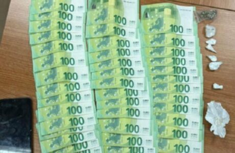 ​Sekuestrohen para, narkotikë e një thikë – arrestohet një person në Prishtinë