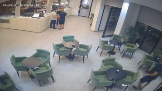 Kamarieri rrihet për një bidon uji në Vlorë, ish-shefi i qarkullimit rrugor sulmon 18-vjeçarin në lokal (Video)