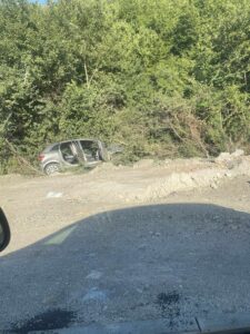 Vetaksident në rrugën Prishtinë-Podujevë, vetura përfundon jashtë rrugës(FOTO)