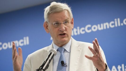 Bildt: Bllokada politike në Kosovë ka dëmtuar besueshmërinë e shtetit