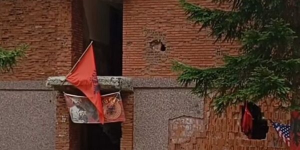 Taksi privat serb, organzon vizitë “turistike” për qytetarët serbë drejt Koshares