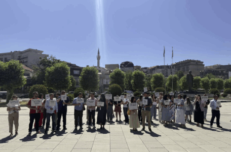 “Për çka iu kemi zgjedh”, shoqëria civile protestë para Kuvendit