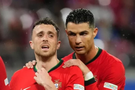 Motra e Ronaldos i del në mbrojtje yllit portugez për mungesën në funeralin e Jotas