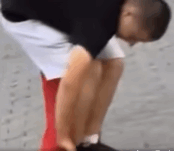 Policia flet për përdhosjen e flamurit kombëtar nga të rinjtë në Suharekë: Nuk kanë pasur qëllim nënçmimi dhe janë penduar