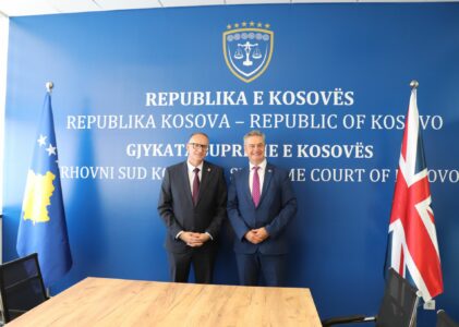 Sulmet e VV ndaj Supremes, kryetari i gjykatës – Hargreaves: Gjyqësori qëndron larg ndikimeve politike