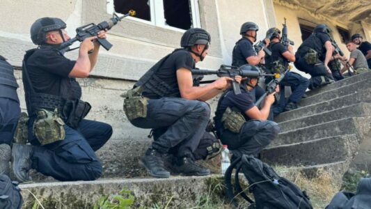 FSK mbështet Policinë e Kosovës: Trajnon disa zyrtarë policorë në këmbësori