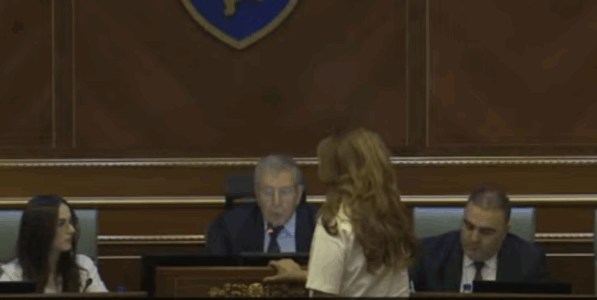 “Ec në shpi”: Përplasje e ashpër mes deputetes Musliu dhe kryesuesit Dehari – Ndërpritet seanca e 51