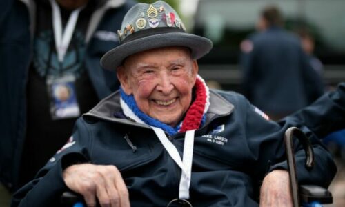 Jake Larson, veterani i Luftës së Dytë Botërore që u bë yll në TikTok, vdiq në moshën 102-vjeçare
