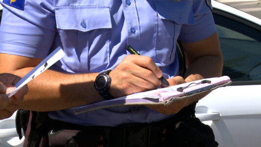 Tejkaloi nga ana e djathtë duke shfrytëzuar shiritin emergjent, kaq u gjobit shoferi