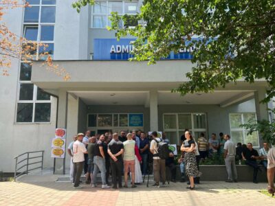 Greva e punëtorëve të sigurimit fizik në QKUK vazhdon, të hënën hapen ofertat e reja