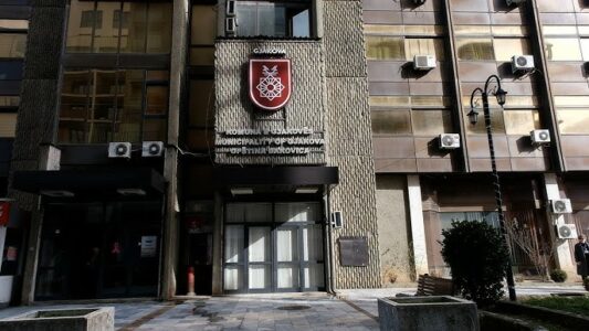 Kërkohet paraburgim ndaj zyrtarëve dhe ish-zyrtarëve komunal në Gjakovë që u arrestuan për keqpërdorim të detyrës zyrtare