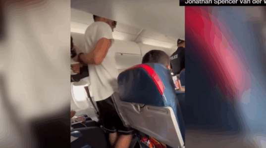 23 vjeçari shqiptar tenton ta hapë derën emergjente në mes të fluturimit, arrestohet pasi aeroplani bën ulje emergjente (Video)