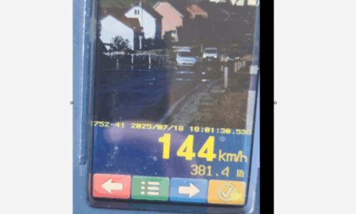 21 vjeçari me veturë me targa të huaja, tejkaloi shpejtësinë e lejuar i merret patent-shoferi për tre muaj