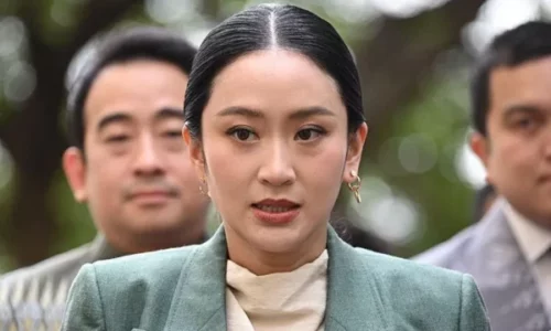 Kryeministrja e Tajlandës pezullohet nga detyra për një telefonatë