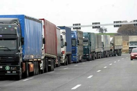 Nga nesër ndërpritet qarkullimi i kamionëve në të gjitha pikat kufitare me Serbinë