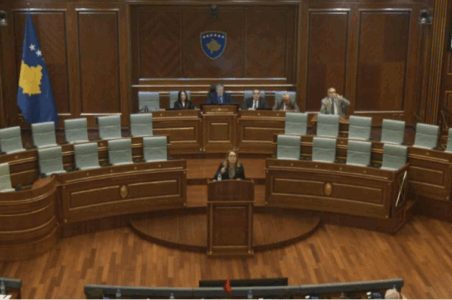 Hykmete Bajrami vazhdon fjalën me mikrofon të ndalur, përplaset me deputetët e VV-së