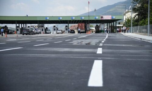 Dogana e Kosovës arreston një oficer doganor dhe nje trasportues mallrash