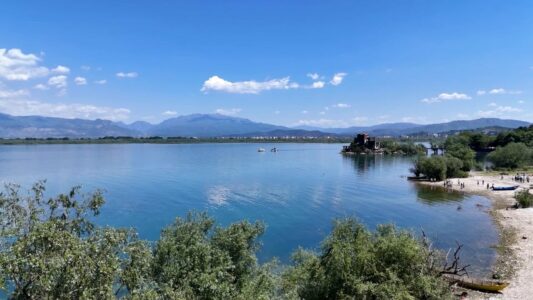 Tentoi të shpëtonte dy turistë, mbytet kapiteni i anijes në Shkodër