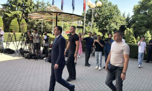 Abdixhiku arrin në Presidencë për takim me Osmanin