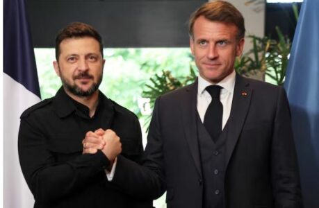 Zelensky flet në telefon me Macronin për furnizimet me raketa