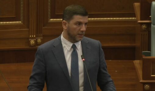 Memli Krasniqi fton të gjithë qytetarët t’i bashkohen protestës më 7 gusht