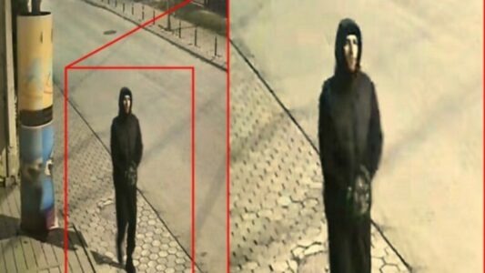 Policia kërkon ndihmën e qytetarëve për kapjen e një personi të dyshuar për zjarrvënie në Mitrovicë