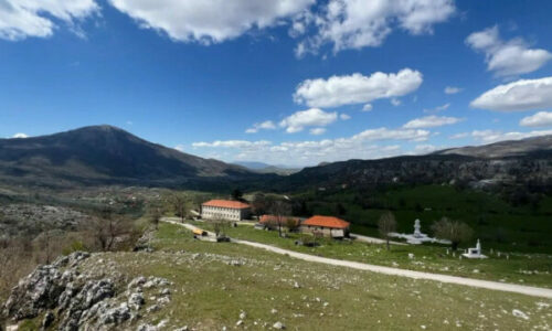 Tragjedi në Mal të Zi, babai vret vajzën 2 vjeçare dhe më pas edhe veten, trupat gjenden në shtëpi nga kryefamiljari
