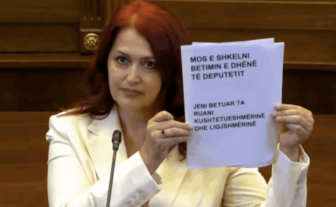 Mikrofonat ua ndalën – PDK flet me letra në seancë: Mos e shkelni betimin e deputetit