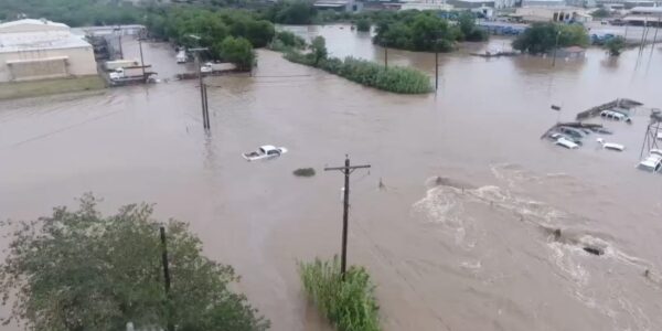 Përmytjet në Teksas, ende po vazhdojnë kërkimet për disa persona