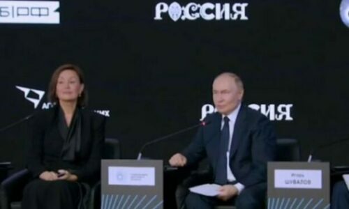 “S’mund ta lë të presë” – Putin ndërpret takimin për t’iu përgjigjur telefonatës së Trump