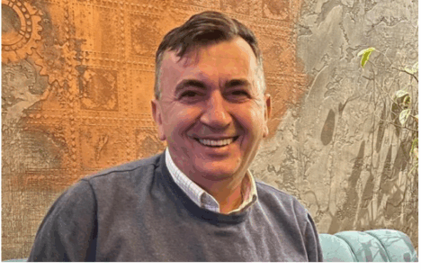 “Vdekja mund të ndodh brenda pak sekondave” – Doktori shqiptar shpjegon pasojat e shtrëngimit në qafë